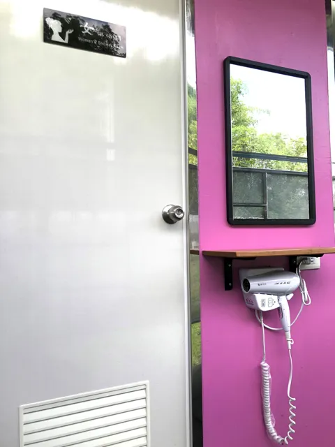 淋浴間外備有吹風機
