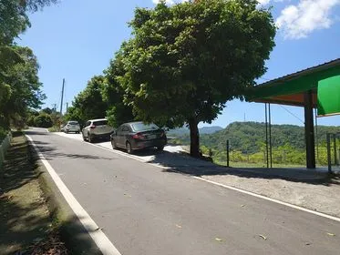 旁邊水泥斜坡停車區